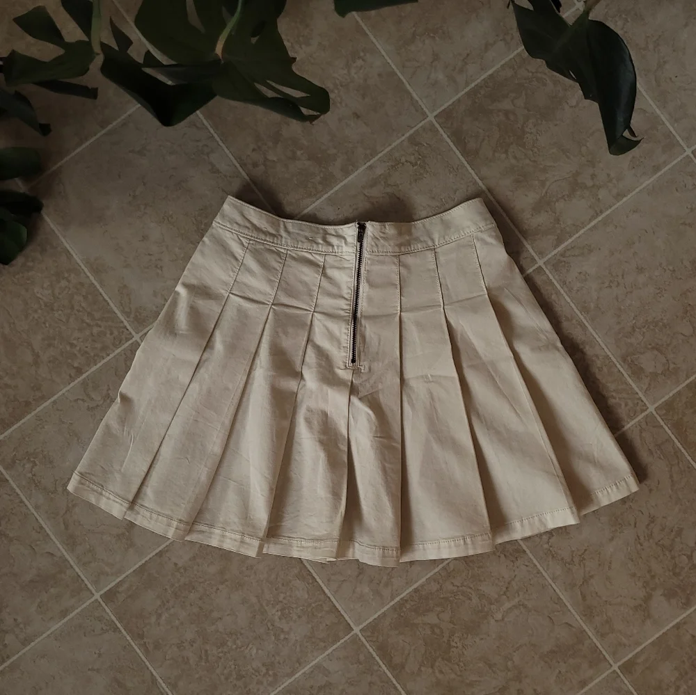 American Eagle Pleated Cream High-Waisted Mini Skirt - Picture 4 of 11
